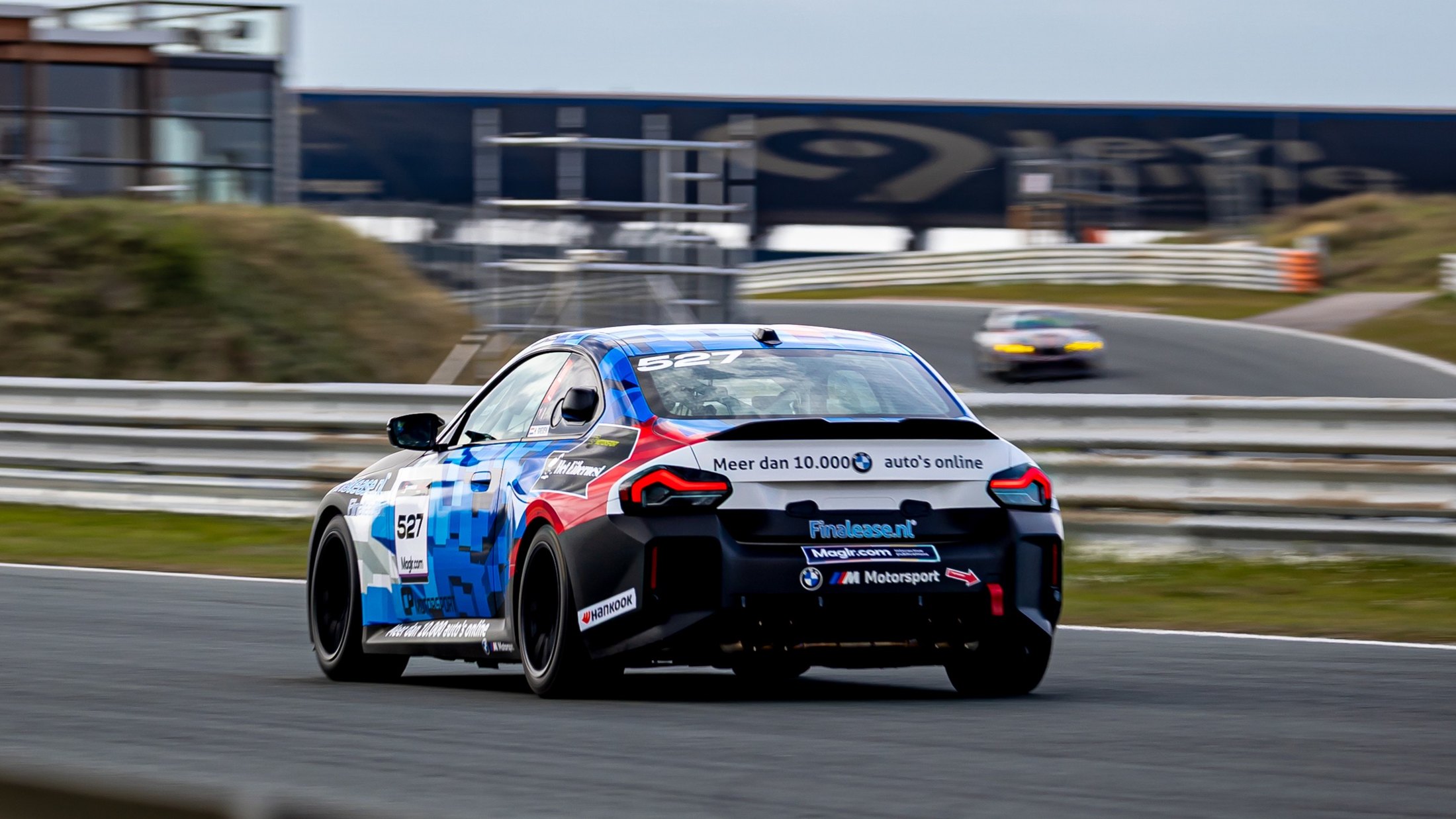 BMW M2 Racing van achteren gefotografeerd
