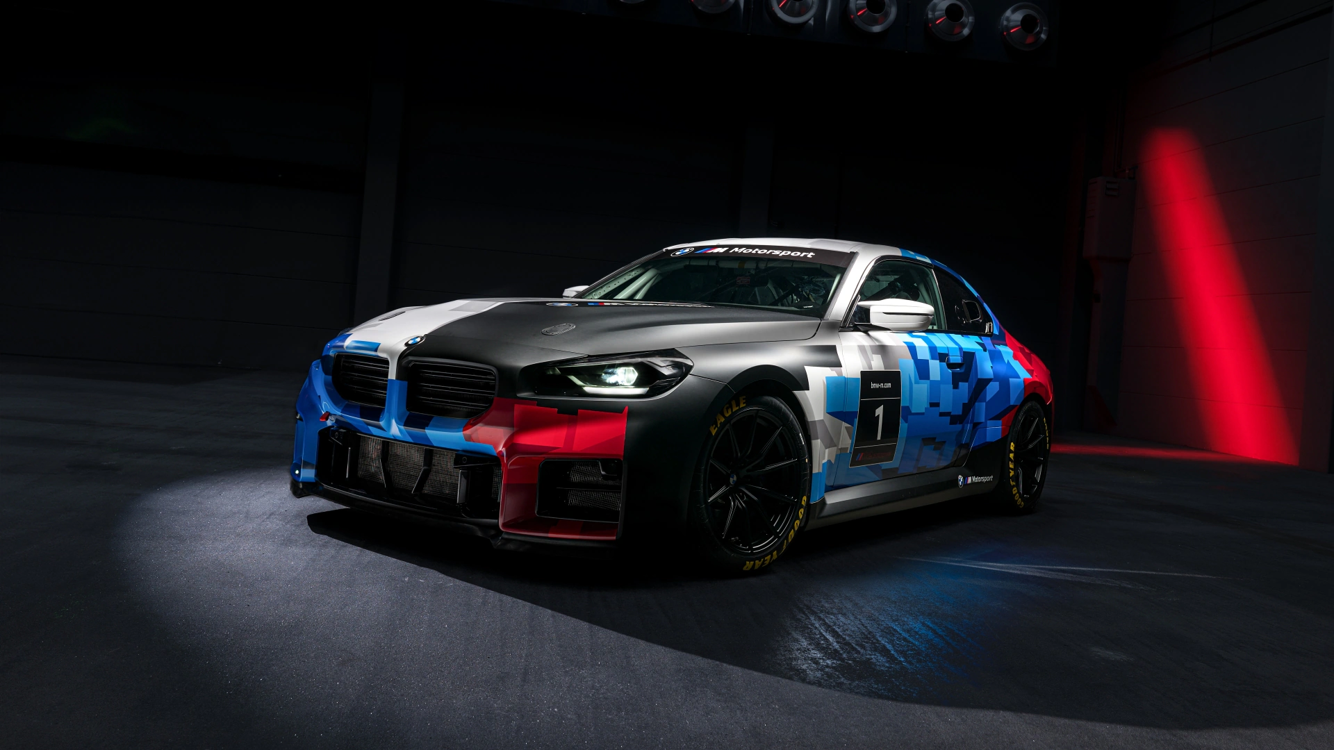 BMW M2 Racing in BMW M Motorsport-kleurstelling in de studio
